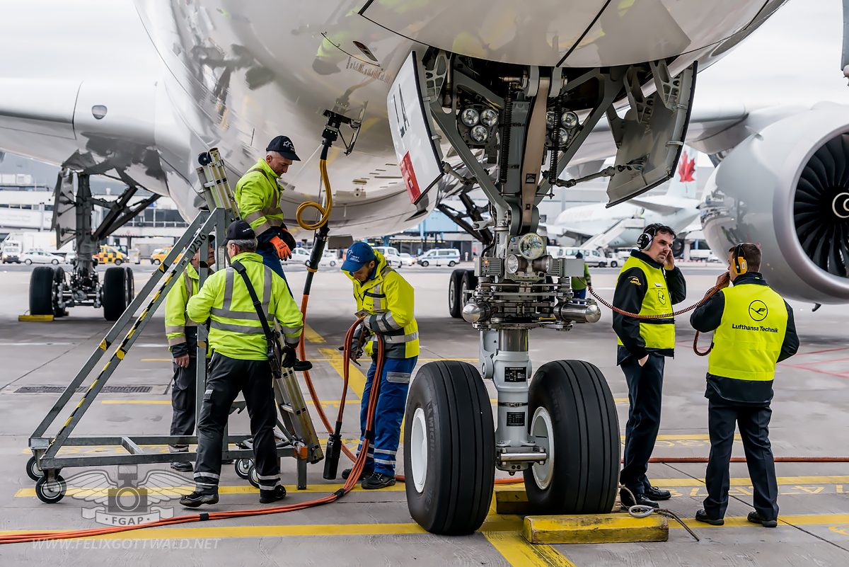 Qatar Airways Airbus A350 900 Ground And Maintenance Staff Servicing 